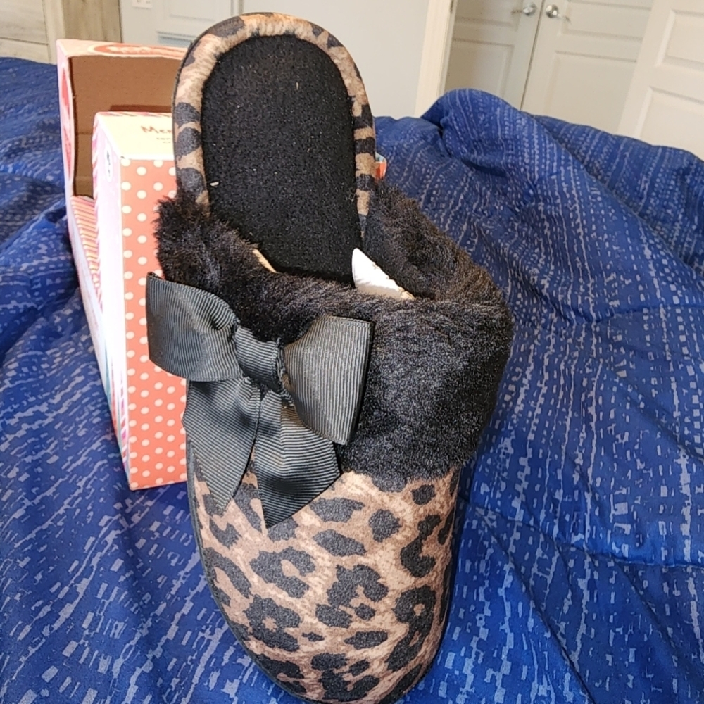 Womens Totes Toasties With Memory Foam. Size 7/8.